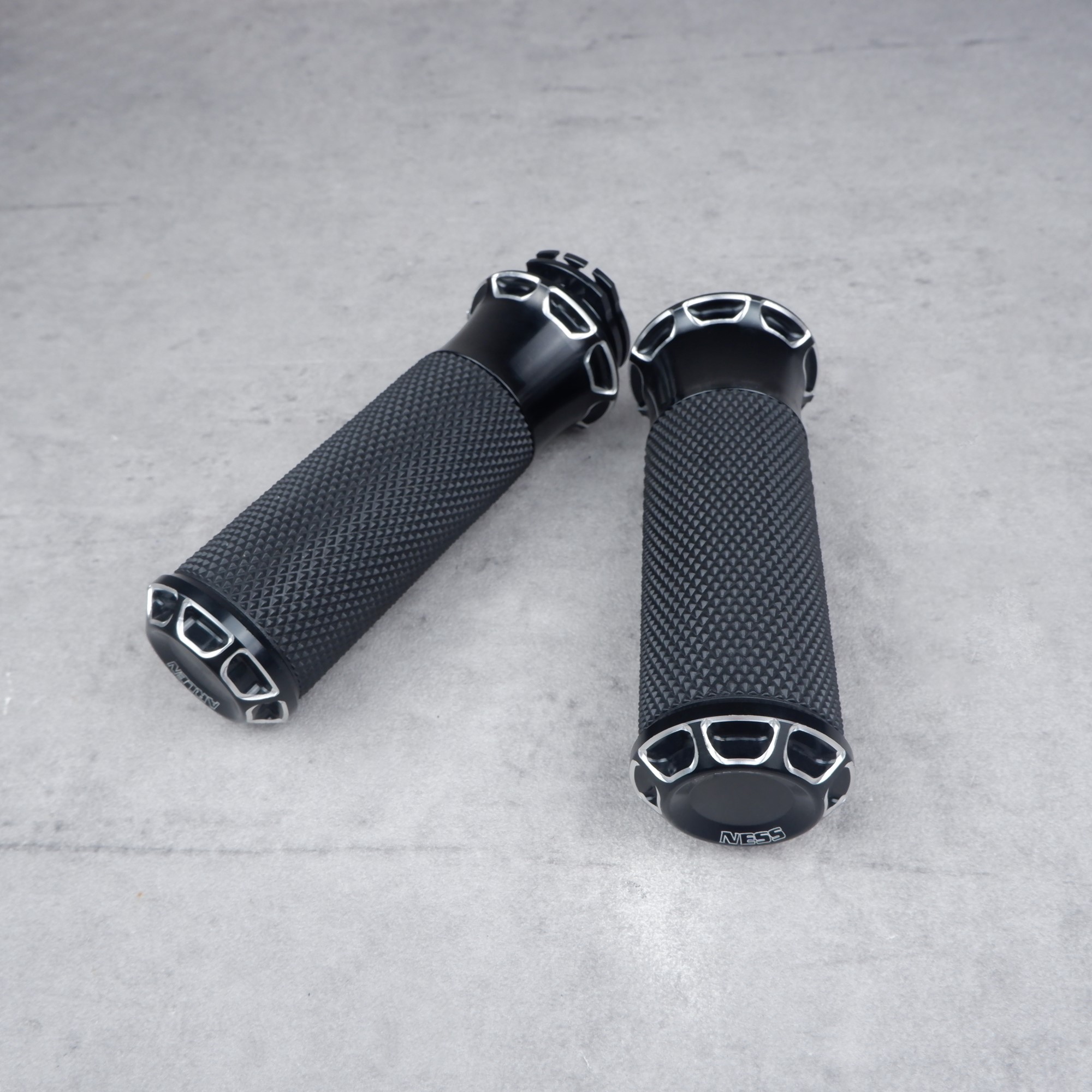 ปลอกแฮน Arlen Ness Beveled (สาย)